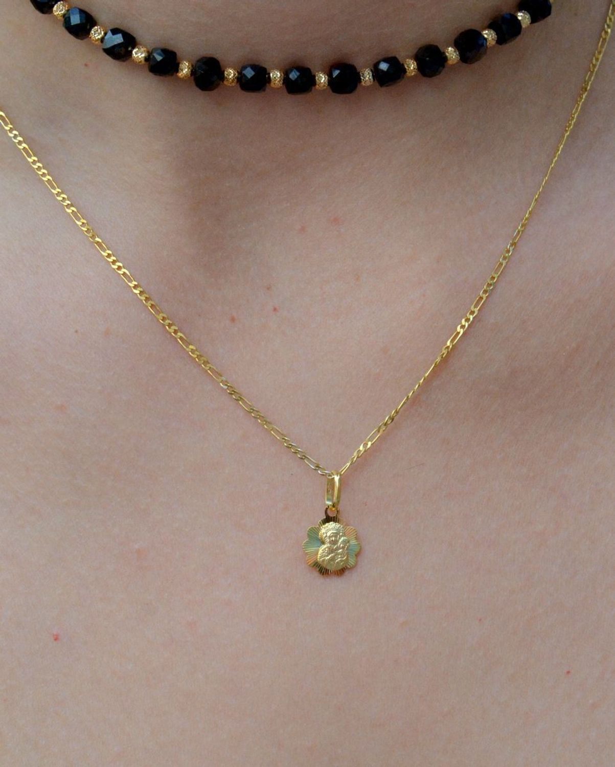 Zawieszka złota 333 medalik okrągły ZA 1641 333. Zawieszka złota 333 medalik okrągły 'Matka Boska'. Medalik będący wspaniałą pamiątką i prezentem z okazji chrztu, komunii czy bierzmowania. Zawieszka.jpg